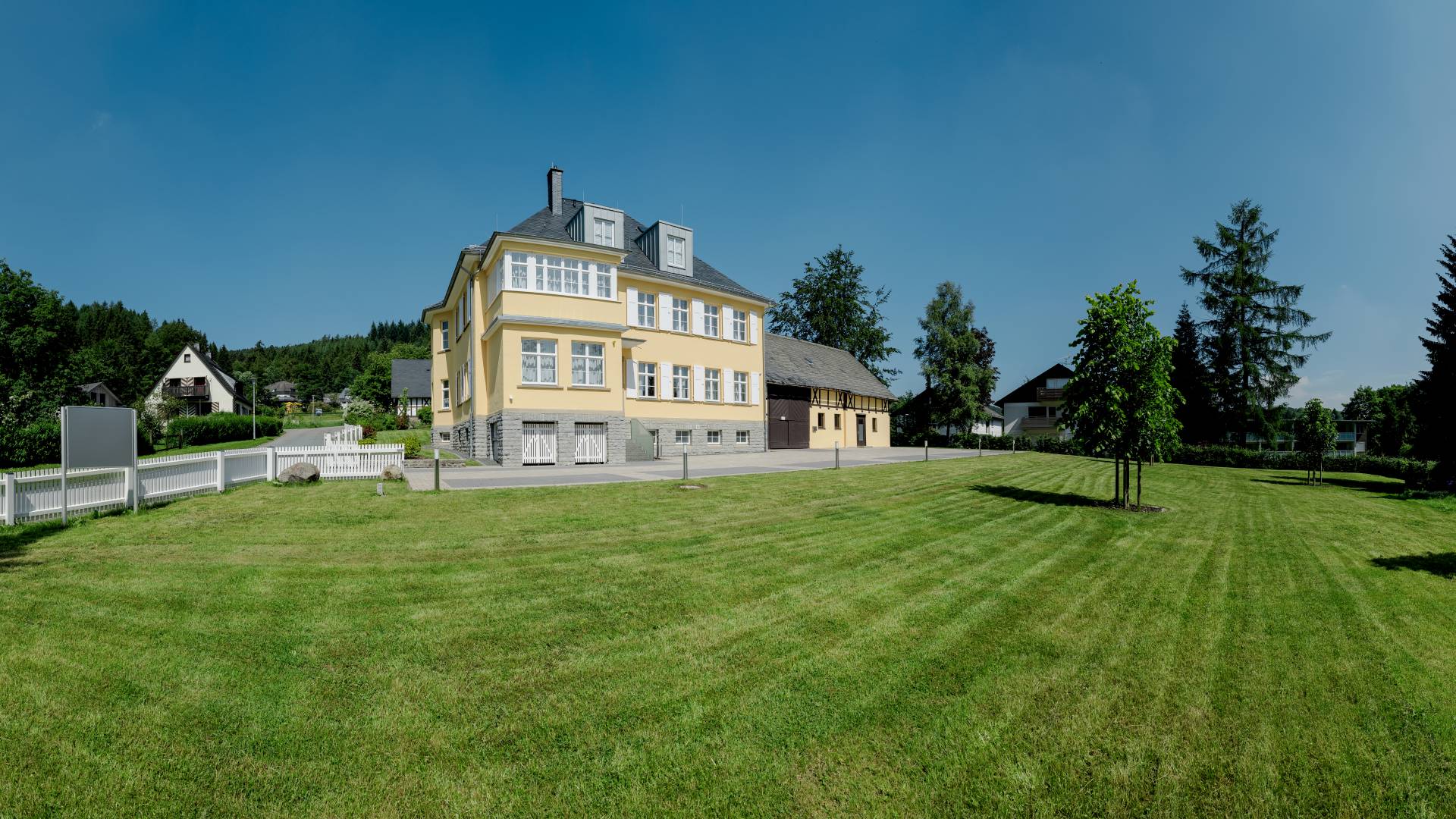 Stay overnight in the Residence Itterbach: After family celebrations or corporate events you enjoy the highest exclusivity and privacy in the suites of the residence Itterbach.