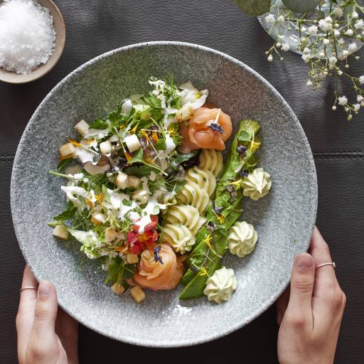 Vorspeise Salat mit Lachs im Gutshof Itterbach Restaurant