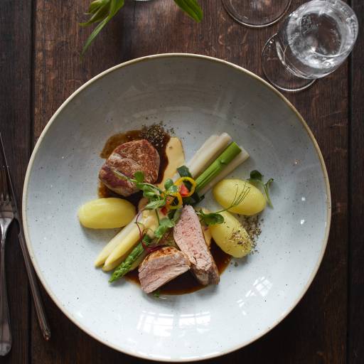 Hauptgericht mit Spargel, Kartoffeln und Fleisch im Gutshof Itterbach Restaurant