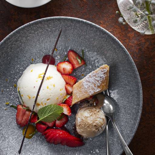 Dessert-Teller mit Eis, Kuchen und Erdbeeren im Gutshof Itterbach Restaurant