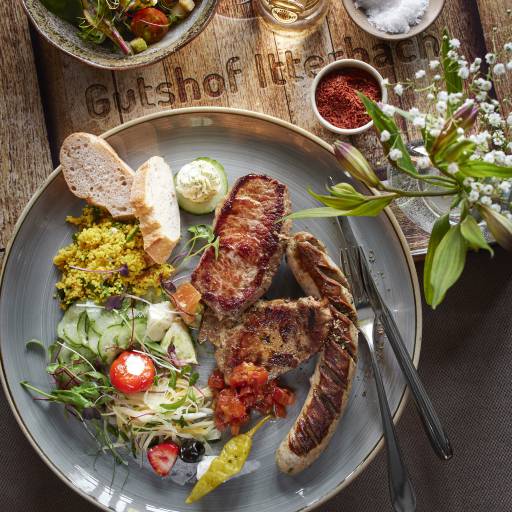 Grillteller mit Salat im Gutshof Itterbach Restaurant