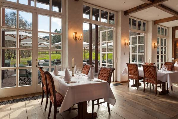 Fensterfront mit Blick auf Terrasse Gutshof Itterbach