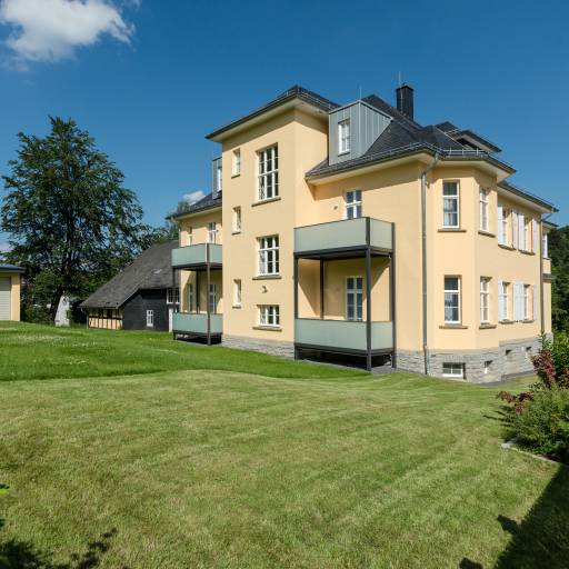 Außenansicht mit Balkon und Garten Residenz Itterbach