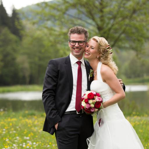 Hochzeitspaar im Garten des Gutshof Itterbach in Willingen