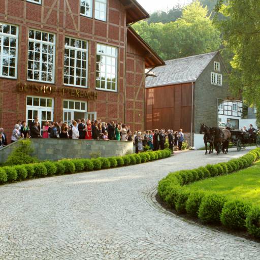 Hochzeitsgesellschaft vor dem Gutshof Itterbach