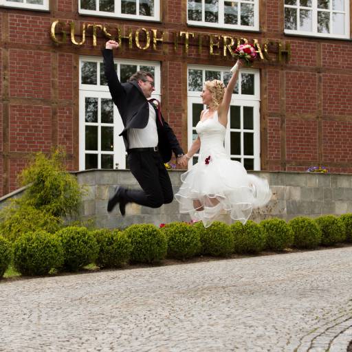 Brautpaar vor dem Gutshof Itterbach