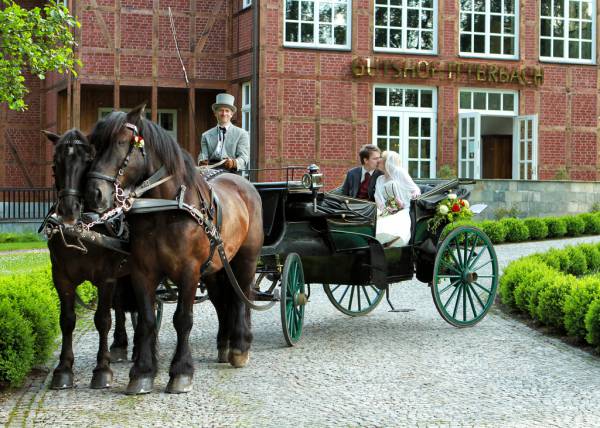 Pferdekutsche mit Brautpaar Gutshof Itterbach