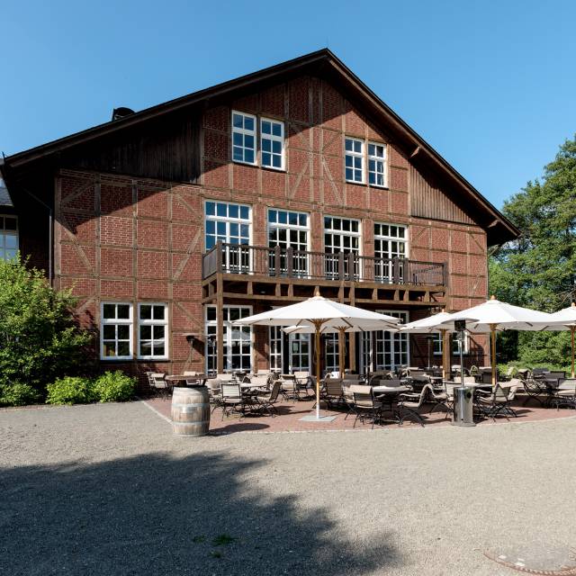 Außenansicht Gutshof Itterbach mit Blick auf Terrasse