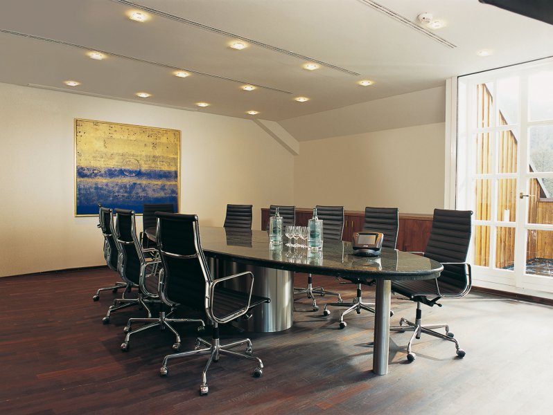 Konferenztisch mit Stühlen in der Gutshof Itterbach VIP Lounge