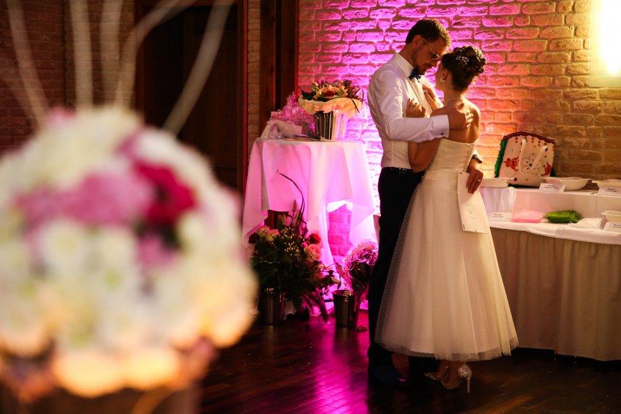 Brautpaar bei Hochzeit in festlich beleuchtetem und geschmücktem Saal