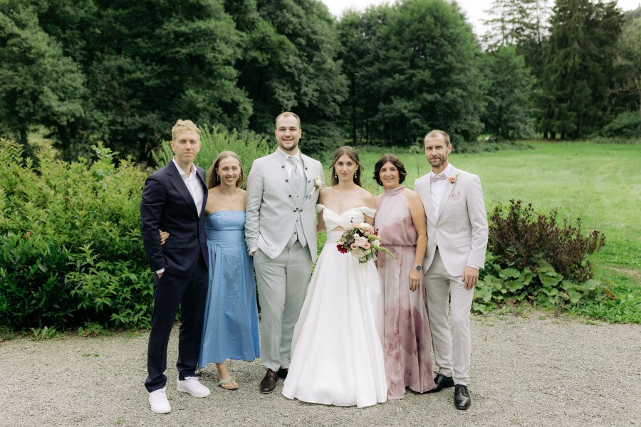 Brautpaar bei Hochzeit in festlich beleuchtetem und geschmücktem Saal